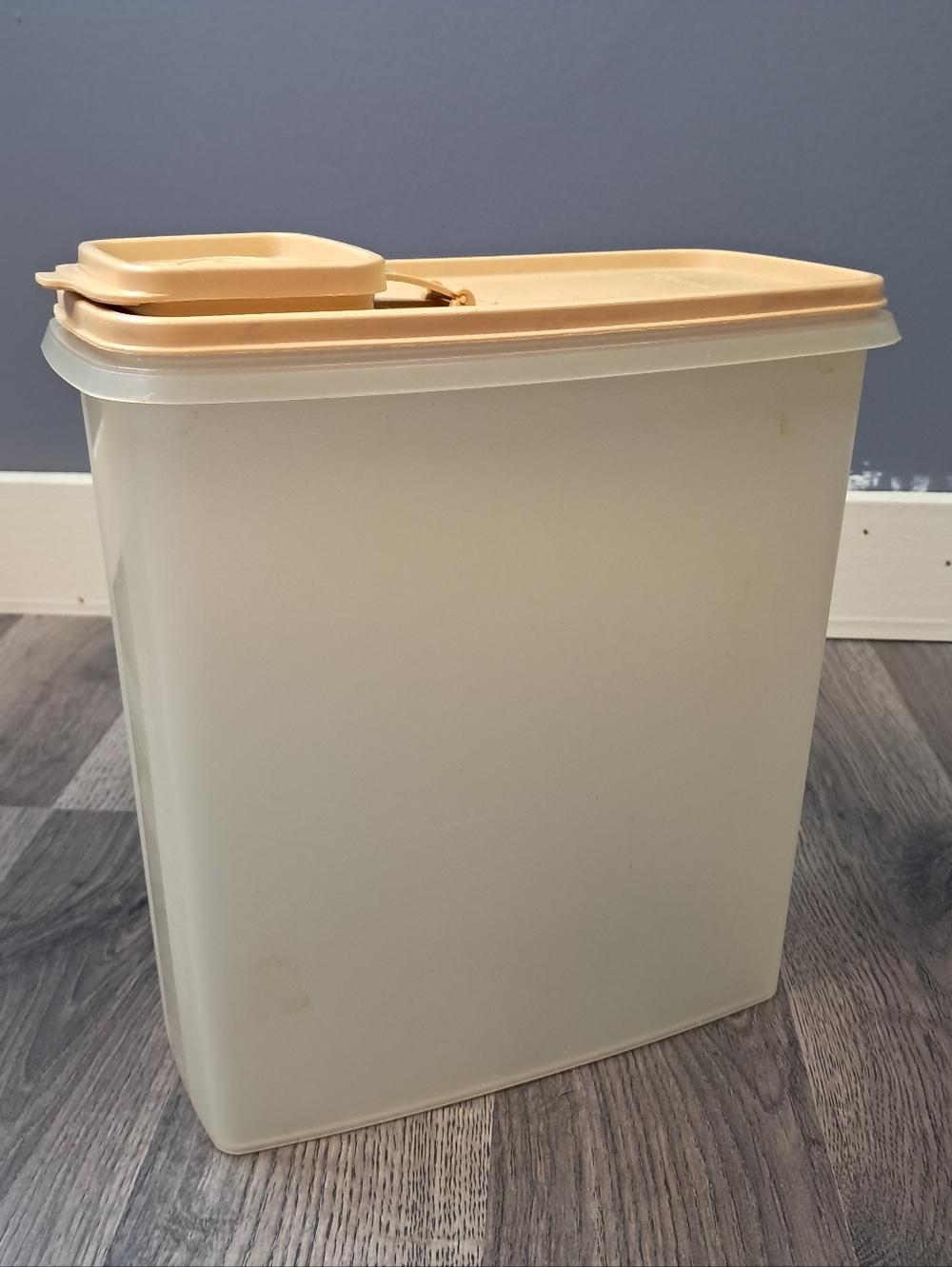Vintage Tupperware Cereal Keeper Container Clear Plastic Tan Almond Lid 1588-7